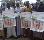 Leaders communautaires avec des supports de sensibilisation