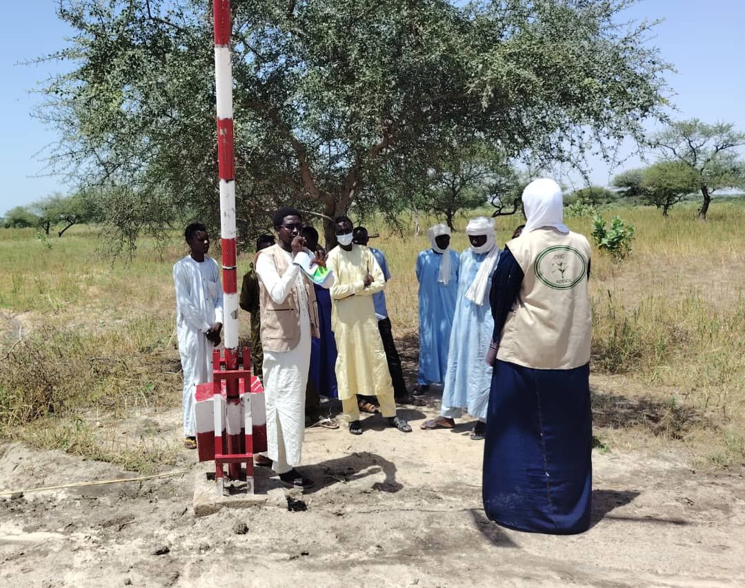Équipe ADESOL et gardes-barrières devant une barrière de pluie, projet PROLAC