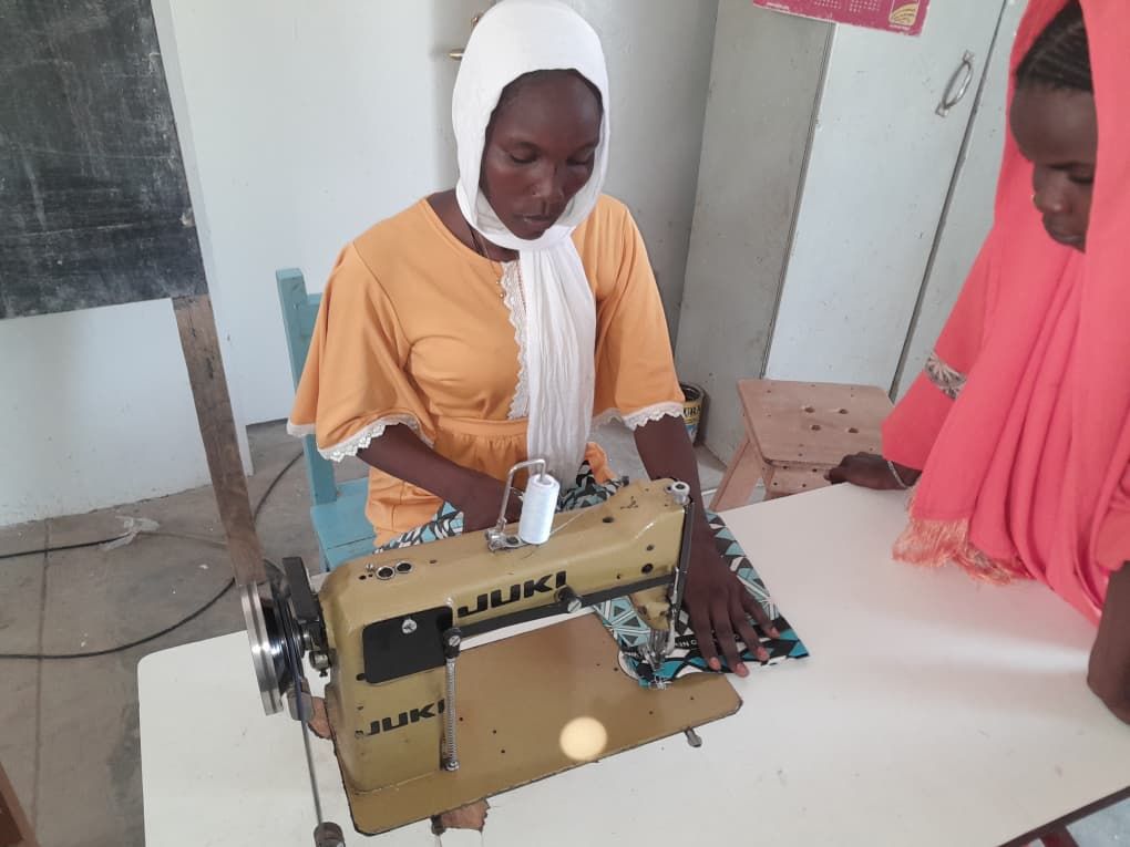 Jeune fille en formation de couture, projet SWEDD+