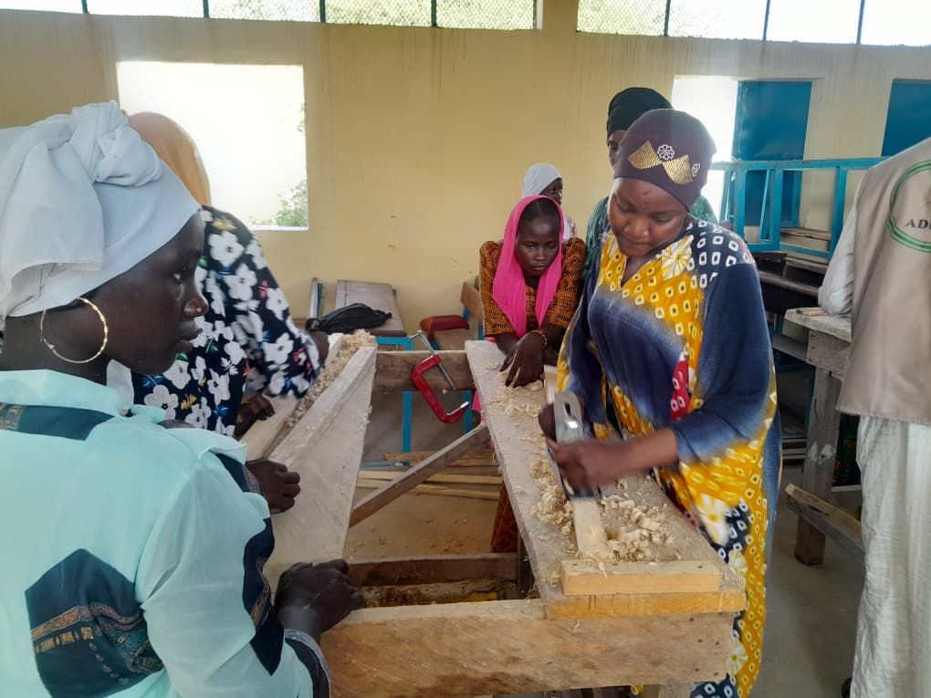 Jeunes femmes en formation de menuiserie, projet SWEDD+
